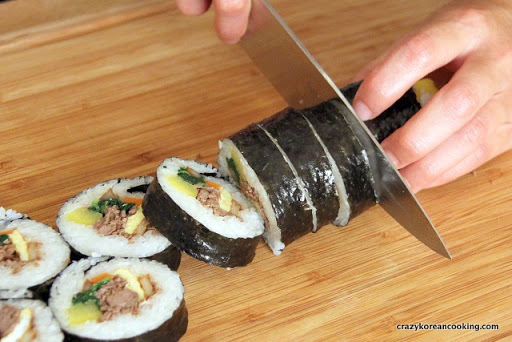 kimbap being cut