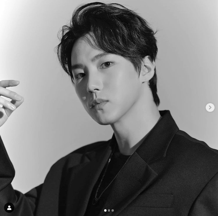 A photo of Jeon Sejin, the leader of KPOP group WOW in black and white.